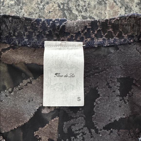 Chic Animal Print Top!! - Picture 4 of 4